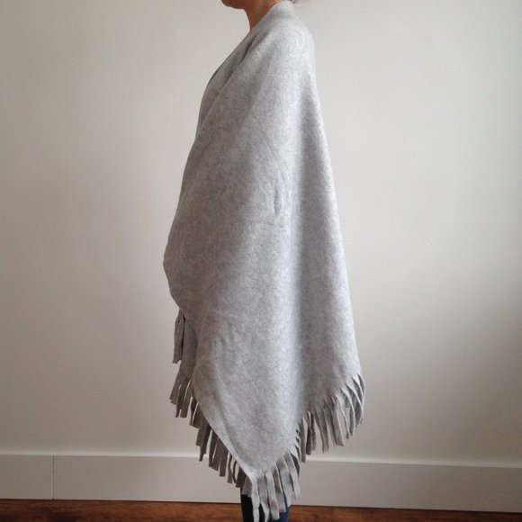 *NWOT* Light Grey Cozy Polar Fleece Poncho Blanket - Picture 6 of 10